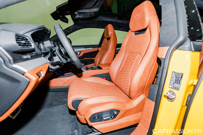 Bước vào bên trong, chiếc Lamborghini Urus sở hữu khoang nội thất 2 tông màu đen-nâu da bò cùng nhiều chi tiết ốp gỗ tự nhiên. Xe bố trí cấu hình 4 chỗ ngồi nên hàng ghế sau được gắn thêm bệ tỳ tay cùng khay để cốc.