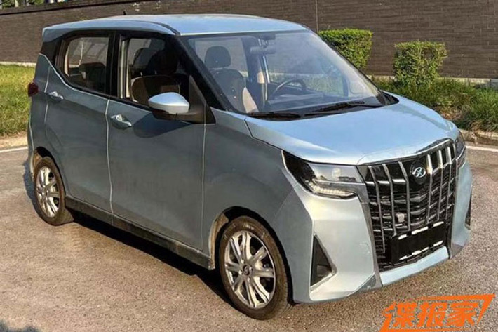 Ghế trước của xe có thể dịch chuyển lên trên, tạo khoảng duỗi chân rộng rãi hơn cho hành khách phía sau. Các trang bị an toàn của Weiao Boma khá nghèo nàn với hệ thống chống bó cứng phanh ABS, tự động khóa cửa khi va chạm, phân bổ lực phanh điện tử và cảnh báo áp suất lốp.