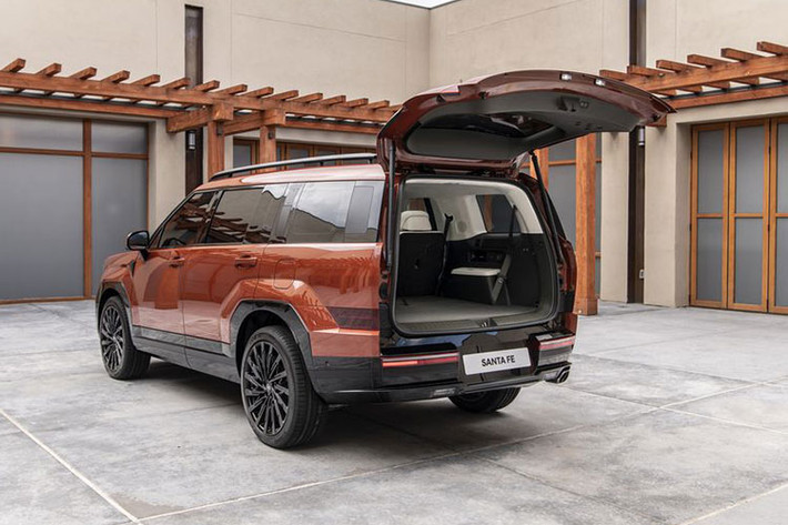 Xe còn có nhiều phụ kiện chính hãng mang thương hiệu H Licensed Accessories của Hyundai để phục vụ các hoạt động ngoài trời như lều trên nóc, thang leo lên nóc, hộp đựng đồ trên nóc hoặc đệm hơi.