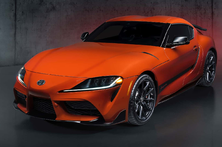 Phần đuôi Toyota GR Supra trong bài được sơn màu đen và có thể điều chỉnh bằng tay. Toyota GR Supra 45th Anniversary trang bị bộ mâm 19 inch sơn màu đen mờ, kết hợp cùm heo phanh sơn màu đen.