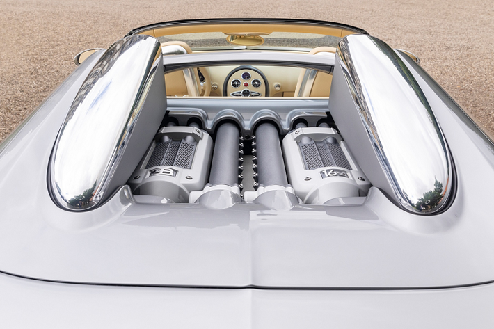 Bugatti Veyron EB 16.4 và Veyron 16.4 Grand Sport trang bị động cơ W16 dung tích 8.0L 4 turbo, công suất tối đa 1.001 mã lực và mô-men xoắn 1.250 Nm.