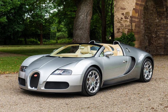 Chiếc Coupe Baugatti Veyron EB 16.4 được sơn mới màu Xanh-Đen (Black Blue M và Blue M). Để phù hợp hơn với bên ngoài, nội thất của xe đã được thay đổi từ màu nâu nhạt hơn (Cognac) sang màu tối hơn (Havanna).