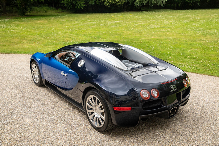 Trong khi đó, Veyron 16.4 Grand Sport "trẻ" hơn chiếc xe kia 3 tuổi, ngoại thất hai tông màu xám có vẻ ổn hơn, ngoại trừ nội thất. Chủ nhân xe đã yêu cầu mà nâu nhạt (Magnolia) thay cho màu nâu (Silk) nguyên bản. Theo Bugatti, điều này được thực hiện để mang lại cho xe "cấu hình hiện đại hơn".