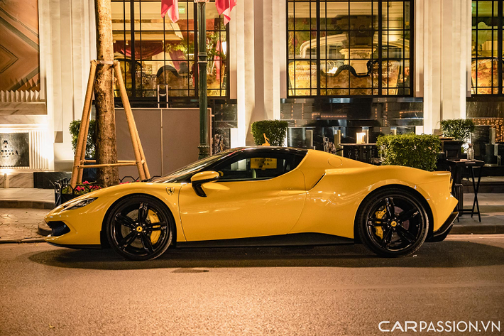 Ferrari 296 GTB có kích thước chiều dài × rộng × cao lần lượt là 4.565 × 1.958 × 1.187 mm. Thân xe có thiết kế mềm mại cùng một hốc gió giúp di chuyển luồng khí nhằm hạ nhiệt cho khối động cơ V6. Nóc xe sơn đen tạo sự tương phản với tổng thể chiếc xe.