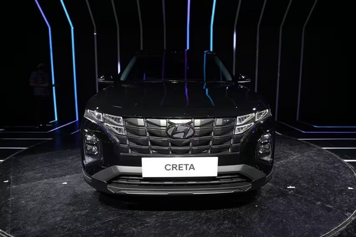 Năm 2022 vừa qua, hãng Hyundai đã đạt doanh số cao gấp 10 lần so với mục tiêu đề ra và Creta chính là sản phẩm bán chạy nhất của thương hiệu. Đây là một phần lý do khiến hãng Hyundai quyết định bổ sung phiên bản đặc biệt mới của dòng SUV cỡ B này. So với phiên bản thường, Hyundai Creta Dynamic Black Edition có ngoại hình nam tính hơn.