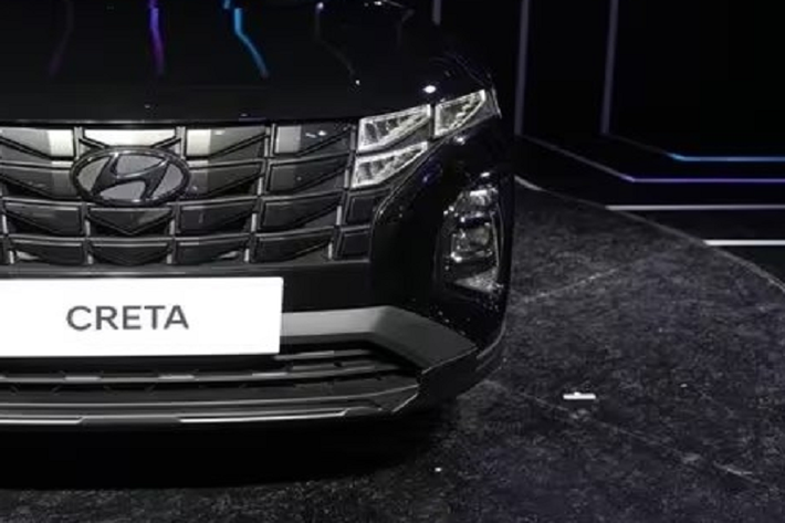 Chưa hết, mẫu SUV cỡ B này còn được trang bị ghế trước làm mát, điều hòa tự động 1 vùng tích hợp hệ thống lọc không khí, ngăn làm lạnh đồ uống dưới mặt táp-lô, sạc không dây chuẩn Qi, hệ thống đèn viền thay đổi màu theo tâm trạng và 2 ngăn đựng cốc ở bệ tì tay hàng ghế sau.