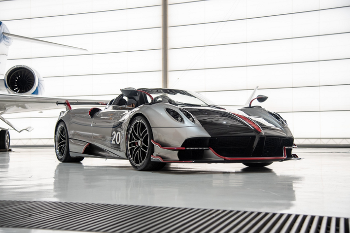 Về trọng lượng, Huayra Roadster BC nặng hơn Huayra BC khoảng 33 kg và nhẹ hơn Huayra Roadster khoảng 30 kg. Tổng khối lượng của chiếc xe khoảng 1.250 kg. Chất liệu được sử dụng trên xe là Carbon-Titanium HP62 G2 và Carbon-Triax HP62, kết hợp bộ khung phụ thép ống tạo khoang lái liền khối.