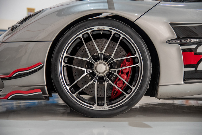 Cánh gió cỡ lớn của Huayra Roadster BC có thể chủ động điều chỉnh tăng cường khí động học cho xe, tăng sức ép lên đến 500 kg khi xe chạy tốc độ 280 km/h. Đặc biệt hệ thống ống xả Titanium nhẹ hơn có các cánh gió điều huống luồng khí thải dưới gầm xe tương tự như các mẫu xe F1.