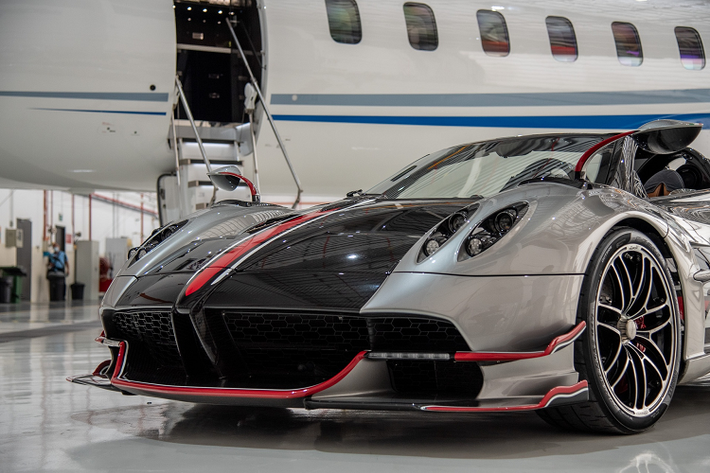 Huayra Roadster BC có thiết kế mui trần nên không được trang bị cửa mở cánh chim gullwing đặc trưng giống với Huayra BC coupe. Cặp gương chiếu hậu của Huayra lấy cảm hứng từ đôi mắt người phụ nữ, đồng thời mô phỏng các đường cong ellipse của đuôi xe.