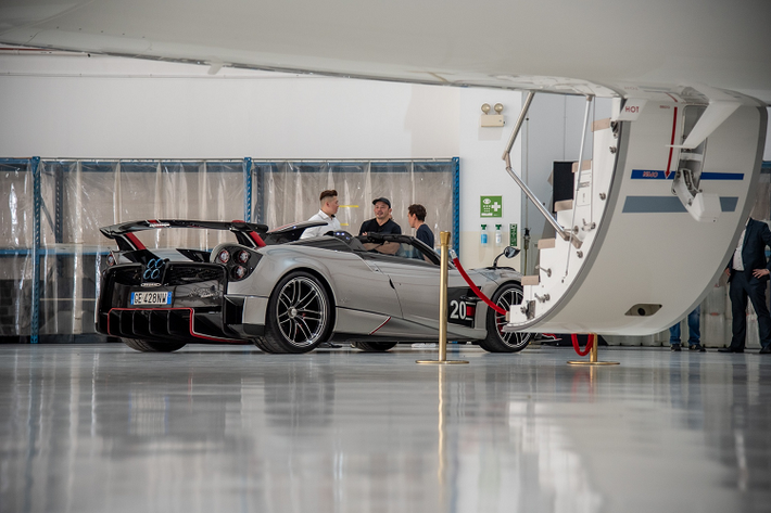 Mức giá xe Pagani Huayra Roadster BC lên đến 14 triệu đô Singapore tương đương 10,5 triệu USD gần 250 tỷ đồng tiền Việt Nam.