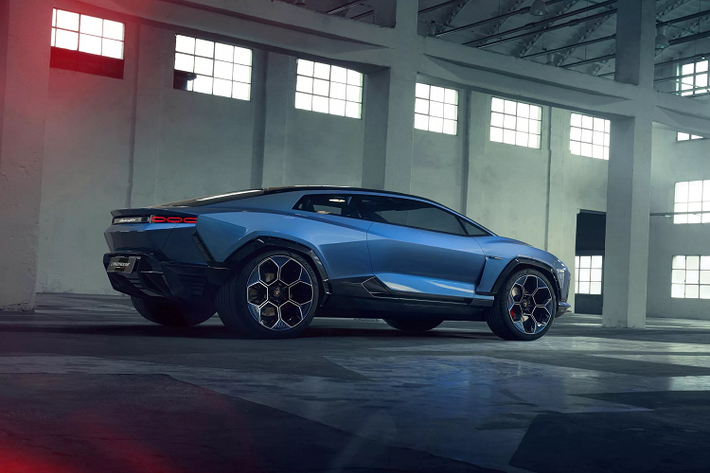 Mẫu xe ý tưởng này chính là sự nhất quán của Lamborghini với chiến lược “Direzione Cor Tauri” công bố vào năm 2021: giảm thiểu, loại bỏ dần khí thải carbon và điện khí hóa. Tiếp nối mẫu siêu xe mang động công V12 plug-in hybrid Revuelto, Lanzado chính là mẫu xe tạo nên tương lai của thương hiệu từ năm 2028.