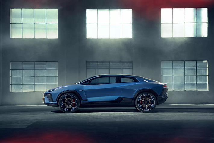Lamborghini Lanzador EV 2028 mới, được công bố tại Tuần lễ Xe hơi Monterey và được mô tả là "GT có khoảng sáng gầm lớn" cùng với đó là cách bố trí 3 cửa tạo nên sự khác biệt so với những mẫu Crossover thường thấy.
