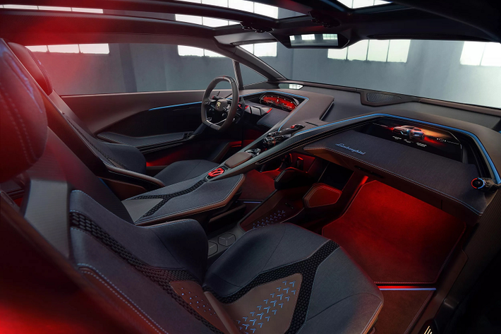 Ngoại thất có nguồn cảm hứng từ các mẫu Lamborghini huyền thoại như: Sesto Elemento, Murcielago và Countach LPI 800-4. Trong khi đó, khoang nội thất được cho là thừa hưởng từ Huracan Sterrato - phong cách phi thuyền.