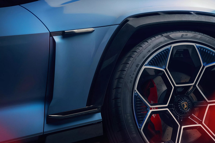Rất khó để nhầm lẫn Lamborghini với các thương hiệu khác, dù nhìn từ phía trước, hông hoặc sau lưng. Hầm hố và địa hình là điểm nhấn cho mẫu xe này nhưng bạn sẽ không thể nhầm với Evoque và cũng không hẳn là Urus phiên bản thu nhỏ.