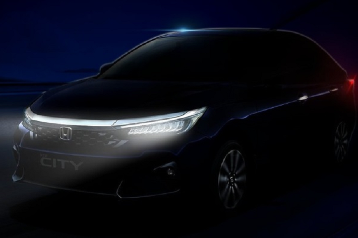 Trên phiên bản cao cấp, phần đầu xe gây ấn tượng với lưới tản nhiệt dạng mắt lưới hình tổ ong. Đi cùng với đó là cản trước tích hợp hốc đèn sương mù mang đến sự trẻ trung, thể thao hơn cho mẫu xe đô thị này. Thay vì tách rời như trước, ở bản mới này, hốc đèn sương mù sẽ được thiết kế nối liền với hốc gió trung tâm rộng và bắt mắt hơn.