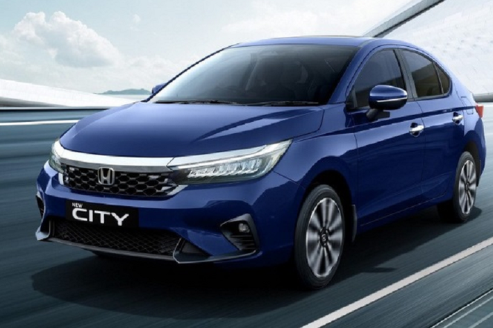 Ở thị trường Ấn Độ xe được phân phối với 9 phiên bản, cùng 2 tùy chọn động cơ xăng và Hybrid. Giá bán của chiếc sedan hạng B này dao động từ 1,149 - 2,039 triệu Rupee (khoảng 330 - 585 triệu đồng). Ở phiên bản nâng cấp này, Honda City 2023 mới có nhiều chi tiết thiết kế mới.