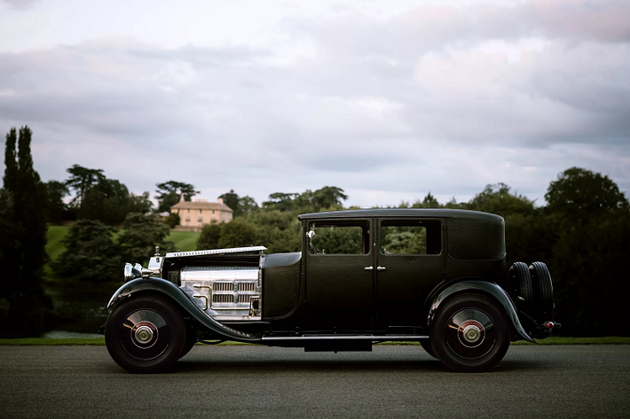 Ngoài ra, Rolls-Royce còn có hệ thống âm thanh hiện đại. Bên cạnh việc cẩn thận không cắt hoặc hàn bất cứ thứ gì trong quá trình thay thế động cơ là điều quan trọng đối với Electrogenic nhằm duy trì một số đặc tính nguyên bản của chiếc xe.