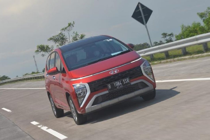 Ngoài ra, Hyundai Stargazer X còn được bổ sung hệ thống âm thanh Bose, bảng đồng hồ kỹ thuật số giống Creta và phanh tay điện tử. Cuối cùng là hệ thống kết nối BlueLink, cho phép người lái điều khiển một số tính năng của xe từ xa thông qua điện thoại thông minh.