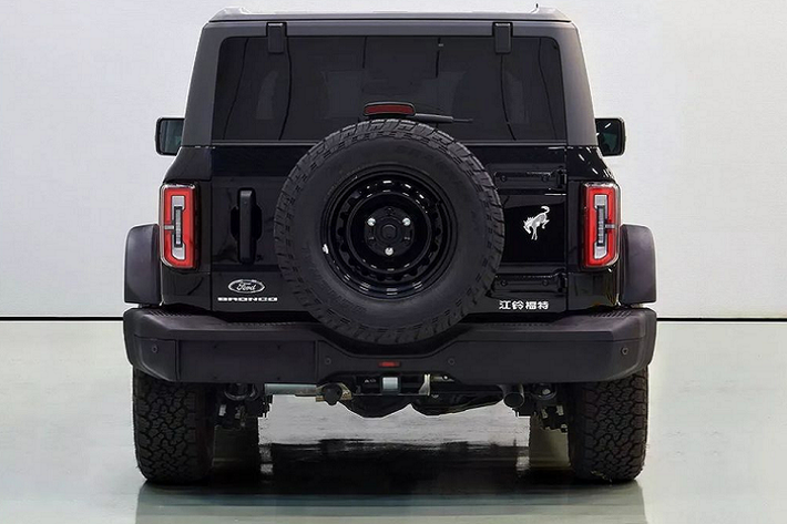 Ford Bronco dành riêng cho thị trường Trung Quốc chỉ được sản xuất với thiết kế 4 cửa, bao gồm 2 biến thể về kiểu mâm, cản trước và sau. So với xe ở Mỹ, chiếc SUV địa hình có “dấu hiệu nhận biết” là dòng chữ Ford nhỏ trên lưới tản nhiệt ngay phía trên dòng chữ Bronco. Thêm vào đó là tên của liên doanh Jiangling Ford được viết bằng chữ Hán giản thể ở đuôi xe.