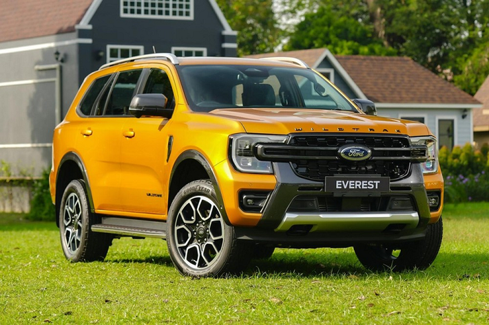 Tương tự xe ở New Zealand, Ford Everest Wildtrak 2023 cũng sở hữu phong cách thiết kế giống với Ranger Wildtrak. Nhờ đó, phiên bản mới của dòng SUV cỡ trung này sở hữu phong cách thiết kế ngoại thất đậm chất off-road hơn.