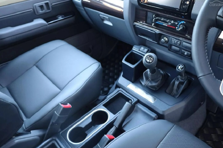 Phía trong khoang cabin của chiếc xe bán tải Toyota Land Cruiser 79 Series 70th Anniversary được bọc da màu đen cao cấp cùng với đó là viền giả gỗ cho bảng điều khiển. Một số bộ phận trên xe cũng được sơn kết hợp cùng màu bạc lạ mắt.