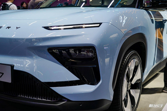 Đằng sau Chery eQ7 là cụm đèn hậu có thiết kế xuyên suốt, nằm vắt ngang đuôi xe, cánh gió mui màu đen bóng và 2 khe gió giả hình tam giác. Trên cản sau còn có dải đèn phản quang nối liền đèn phanh và đèn lùi cũng như bộ khuếch tán gió giả.