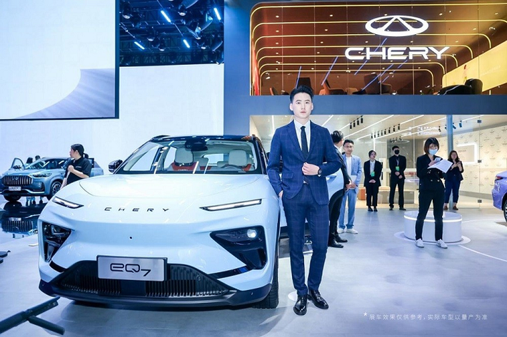 Đúng như thông tin từ trước đó, mẫu SUV thuần điện Chery eQ7 hoàn toàn mới đã chính thức trình làng trong triển lãm Ô tô Thượng Hải 2023. eQ7 trên thực tế chỉ là tên mã nội bộ của xe. Trong khi đó, tên gọi chính thức của mẫu xe này vẫn chưa được hãng Chery công bố.