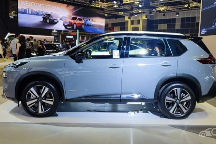 Nissan X-Trail 2023 dành cho thị trường Singapore được trang bị hệ thống dẫn động 4 bánh e-AWD của Nissan, kết hợp một motor BM46 ở phía trước và một motor MM48 ở phía sau. Công suất kết hợp của motor phía trước và phía sau là 213 PS.