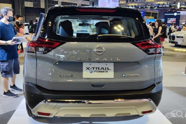 Hiện giá xe Nissan X-Trail e-Power 2023 tại thị trường Singapore chưa được công bố. Tại Việt Nam, Nissan Kicks e-Power được nhà phân phối VAD đưa về Việt Nam từ đầu tháng 11/2022 với giá từ 789 triệu đồng.