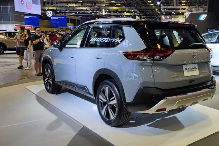 Từ những ảnh chụp được tại Triển lãm ô tô Singapore, có vẻ như X-Trail 2023 phiên bản Singapore có đèn pha LED tự động, mâm xe hợp kim 19 inch, ghế ngồi bọc da, vô lăng bọc da...