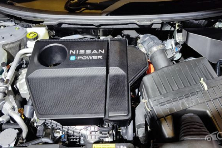 Sức mạnh của mẫu xe SUV Nissan X-Trail e-Power đến từ động cơ xăng KR15DDT 3 xi-lanh, dung tích 1.5L tăng áp kết hợp với motor điện BM46. Là động cơ hybrid nối tiếp (series-hybrid), động cơ xăng chỉ đóng vai trò là máy phát điện cung cấp điện năng cho bộ pin điện áp cao 1,8 kWh.