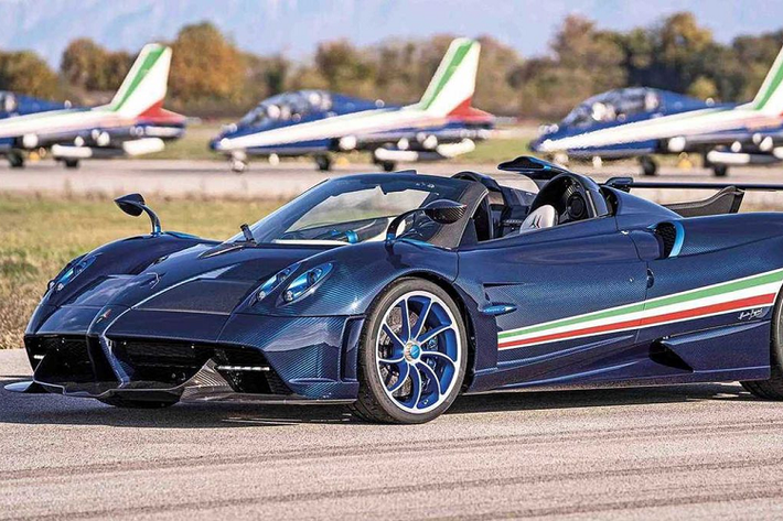 Ngoài ra, Pagani Huayra Tricolore còn được trang bị một ống hút gió mới giúp phân bổ trực tiếp nguồn không khí tự nhiên vào khoang động cơ biturbo V12. Một cánh gió có kiểu dáng tương tự đuôi máy bay được lắp thêm ở phía đuôi xe nhằm cân bằng khí động học khi xe vận hành ở vận tốc cao. Ở phần cánh gió này, ta có thể thấy rõ nguồn cảm hứng mạnh mẽ lấy từ máy bay phản lực Frecce Tricolori.
