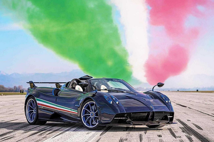  Pagani Huayra Tricolorev đặc biệt được ra mắt để kỷ niệm 60 năm sinh nhật Đội biểu diễn không quân Ý Frecce Tricolori cũng như lễ hội biểu diễn nhào lộn trên không lớn nhất thế giới. Cực phẩm nước Ý chỉ được sản xuất với số lượng vô cùng ít ỏi, 3 chiếc trên toàn cầu. Do đó, giá xe Pagani Huayra Tricolore cũng không hề rẻ, khởi điểm khoảng 6,7 triệu USD (hơn 154 tỷ đồng), chưa bao gồm VAT. 
