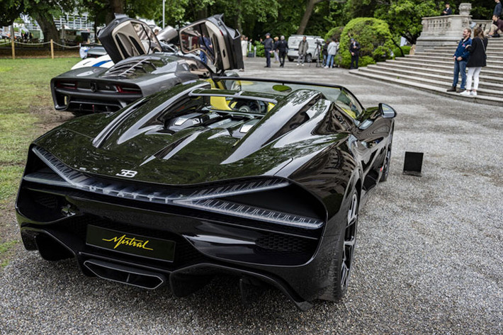 Chi tiết đặc biệt nhất của mẫu siêu xe Bugatti Mistral Roadster mui trần lại nằm ở phía sau xe, với đèn hậu hình chữ X kích thước khổng lồ, nằm ở giữa là logo Bugatti phát sáng.