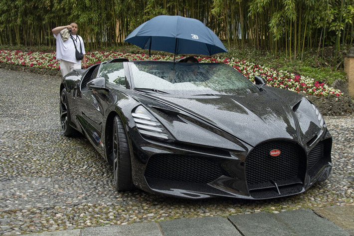 Bugatti Mistral mui trần là một trong những mẫu xe đáng chú ý nhất tại triển lãm ngoài trời Concours d’Eleganza Villa d’Este vừa diễn ra ở Italy. Chiếc hypercar này được ra mắt hồi tháng 8 năm ngoái và có giá bán lên tới 5,3 triệu USD (khoảng hơn 125 tỷ đồng).