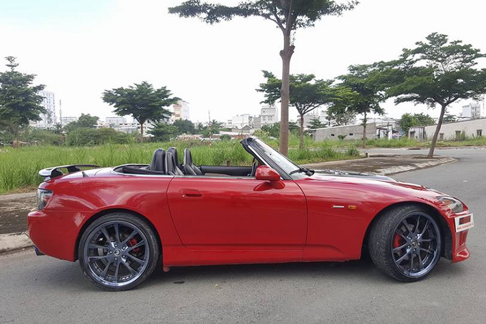 Honda S2000 gây ấn tượng nhờ công suất tối đa vượt trội vào thời điểm ra mắt, đạt 124 mã lực, tương đương 2 mã lực/0,01 lít. Đây là con số cao nhất trong số những mẫu xe thương mại dùng động cơ hút khí tự nhiên bán trên thị trường cho đến tận năm 2010. Vào năm 2009, Honda S2000 đã bị ngừng bán. Trong 10 năm có mặt trên thị trường, đã có tổng cộng 110.673 chiếc Honda S2000 được xuất xưởng.