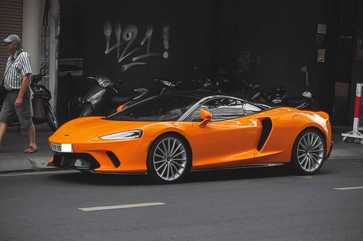 Vào hồi tháng 10/2022, McLaren đã giới thiệu một trong những mẫu siêu xe hàng đầu của hãng mang tên McLaren GT tại Việt Nam. Theo công bố, mẫu grand tourer này có giá bán khởi điểm 16 tỷ đồng.