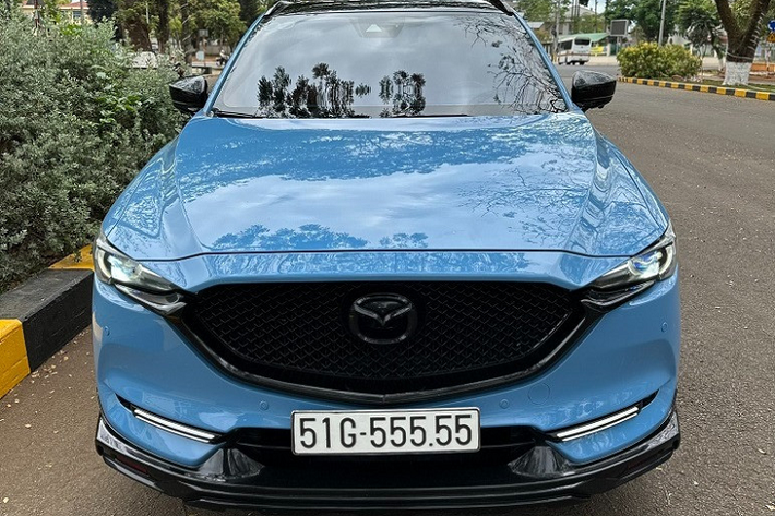 Trong giới luận biển, số 5 nằm ở trung tâm của chuỗi dãy số tự nhiên từ 1 đến 9, chính vì vậy đây được coi là con số trung lập, hài hòa, cân bằng nhất chứa cả thái âm và thái dương, ngoài ra, số 5 là con số vua, tượng trưng cho sự trường thọ và bất diệt biểu tượng cho cuộc sống có sự hòa hợp, yên ổn, an lành khi có 5 ngũ phúc: phú, quý, thọ, khang, ninh và là con số của đời người, tượng trưng cho danh dự, uy lực, và quyền lực, đạo quân tử phải có 5 đức tính cần thiết của con người: nhân, nghĩa, lễ, trí, tín.