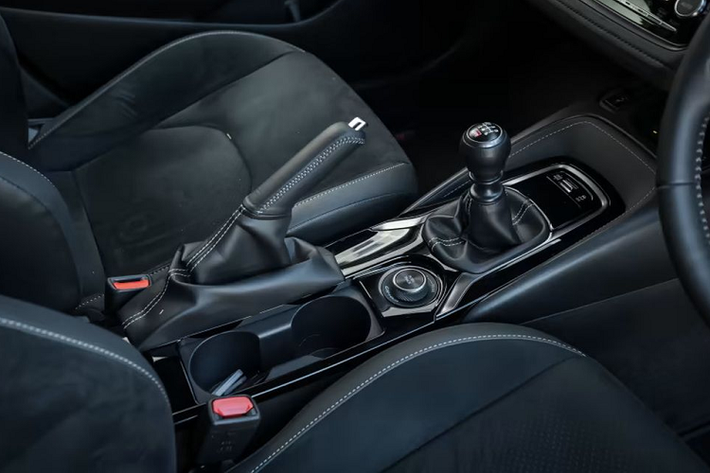 Về bản chất, hộp số sàn trên xe điện Toyota vẫn sẽ là một hộp số điện tử được giả lập sao cho cách hoạt động giống xe số sàn sử dụng động cơ đốt trong. Ngoài ra, hãng xe Nhật Bản còn giới thiệu hệ thống âm thanh giả tiếng vòng tua máy cũng như tiếng cần số khi sang số.