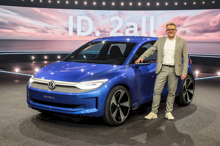 Đây được xem là cách mà Volkswagen đáp trả lại những mẫu xe điện từ Trung Quốc dự kiến sẽ tràn ngập châu Âu trong những năm tới, cũng như làm đối trọng với chiếc Tesla Model 2 sắp ra mắt. Giờ đây, ý tưởng về mẫu xe điện tương lai Volkswagen ID.2all Concept mới đã được hé lộ.