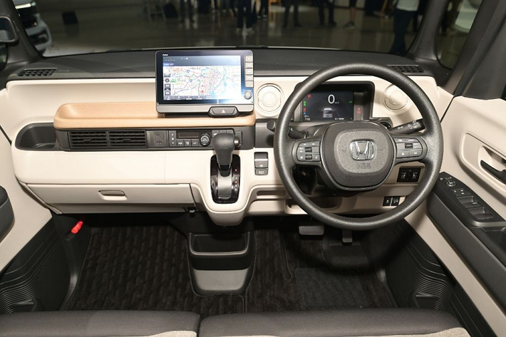 Honda Connect cho phép người dùng bật/tắt điều hòa, mở cửa lùa và tìm kiếm vị trí xe từ xa. Honda Connect cũng mang đến tính năng nhắc nhở lịch bảo dưỡng, tự động thông báo khi túi khí bung, gọi cấp cứu/cứu hộ, khóa kỹ thuật số, tự động cập nhật bản đồ và kết nối WiFi trong xe.