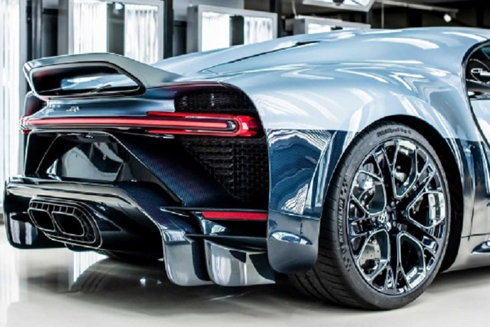 Phần thân dưới được làm từ sợi carbon lộ thiên với màu xanh Bleu Royal Carbon. Xe gây ấn tượng với lưới tản nhiệt móng ngựa và cửa hút gió trước được làm lớn hơn nhằm tăng độ làm mát. Ốp cản trước của xe được tinh chỉnh lại nhằm tối ưu lực ép xuống mặt đường.
