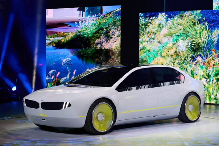 Kiểu dáng tổng thể của BMW i Vision Dee chạy điện gây bất ngờ vì mang nét cổ điển, hao hao 3-Series thế hệ E30 (1982). Nhiều chi tiết đặc trưng của BMW được thể hiện như lưới tản nhiệt hình quả thận, đèn pha kép và đường gấp khúc Hofmeister Kink. Tuy nhiên phần đầu xe tính đến trục bánh trước khá ngắn, còn trục cơ sở dài rõ nét.