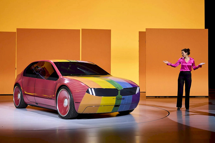 BMW i Vision Dee mới (trong đó Dee là viết tắt của “Digital Emotional Experience” - trải nghiệm cảm xúc kỹ thuật số) cũng thể hiện tầm nhìn của BMW về tương lai không xa, khi mà dòng sedan cỡ nhỏ của hãng là 3-Series được chuyển sang dạng thuần điện.