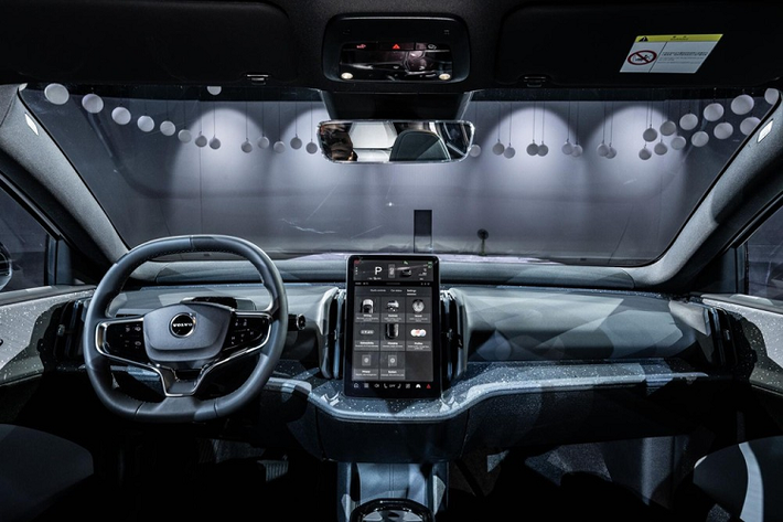 Ngoài ra, các phiên bản của Volvo EX30 2024 ở Thái Lan còn có những trang bị khác nhau. Cụ thể, bản tiêu chuẩn của xe dùng vành hợp kim 18 inch, đèn pha LED, điều hòa tự động 1 vùng, ghế trước chỉnh tay, màn hình cảm ứng trung tâm 12,3 inch, hệ thống thông tin giải trí dựa trên hệ điều hành Android Automotive và hỗ trợ Apple CarPlay không dây.