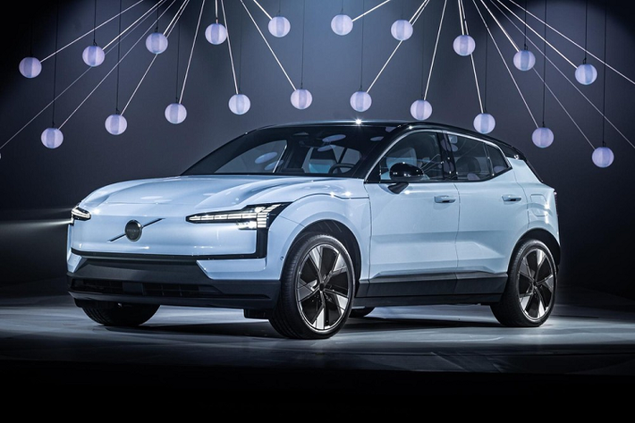 Volvo EX30 2024 mới là mẫu ôtô điện hạng sang đã lần đầu tiên trình làng vào hồi tháng 6 năm nay. Chẳng bao lâu sau đó, mẫu xe này đã đặt chân đến khu vực Đông Nam Á, cụ thể là Thái Lan. Ở thị trường Thái Lan, Volvo EX30 2024 có 3 phiên bản, bao gồm Core Single Motor Extended Range, Ultra Single Motor Extended Range và Ultra Twin Motor Performance.