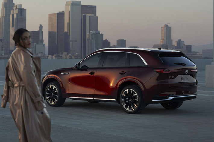 Không giống như CX-60, CX-90 tại Philippines sẽ chỉ có một hệ truyền động duy nhất, động cơ xăng tăng áp e-SkyActiv 3.3L sáu xi-lanh sản sinh công suất 340 mã lực và mô-men xoắn cực đại 502 Nm. Đây là khối động cơ xăng mạnh nhất từ trước tới nay của hãng xe Nhật Bản.