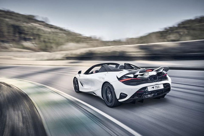 Trong cuộc đua “phần tư dặm” nổi tiếng, mẫu xe Coupe cũng tỏ ra “linh hoạt” hơn khi chỉ mất 10,1 giây để hoàn thành, nhanh hơn 0,2 giây so với mẫu Spider. Cả hai mẫu xe đều bị giới hạn vận tốc tối đa tại 331km/h.