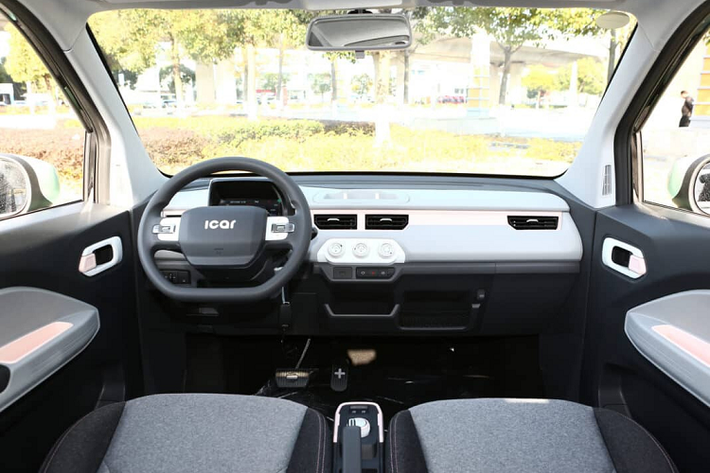 Về kích thước thân xe, chiều dài, rộng và cao của Chery QQ Ice Cream 2023 lần lượt là 2.980/1.496/1.637 mm, chiều dài cơ sở 1.960 mm. Ngoài ra, chiếc xe cũng có thể được trang bị nhiều bộ mâm thiết kế cũng như phối màu sắc khác nhau.
