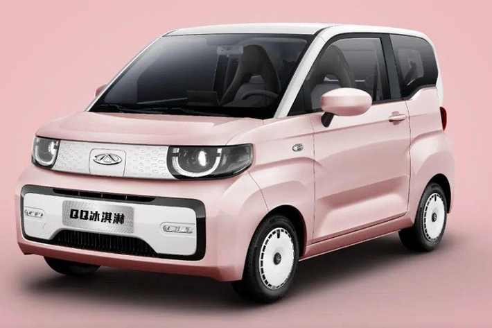 Trước sức ép từ nhiều đối thủ, bắt buộc Chery phải tung ra nhiều sản phẩm mới cho QQ Ice Cream và giá rẻ được hãng lựa chọn để làm con "át chủ bài". Trong đó, vào tháng 4 đầu năm nay, họ đã tung ra phiên bản giá siêu rẻ cho Chery QQ Ice Cream chạy 170 km/lần sạc với giá chỉ từ 39.900 nhân dân tệ, tương đương 136 triệu đồng.
